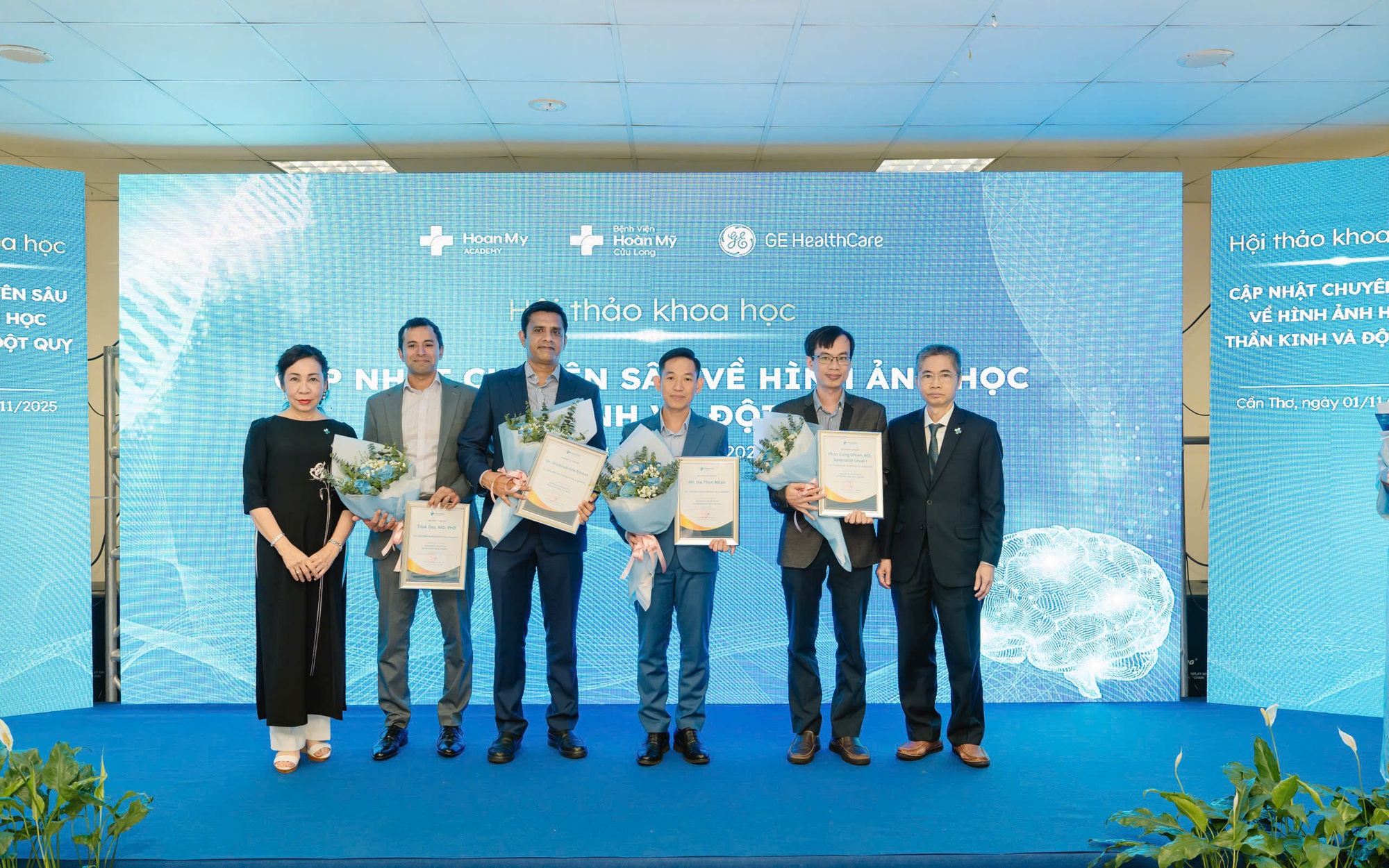 2-1762166939661464121628-0-0-1600-2560-crop-1762167228307467621602 Hội nghị khoa học phẫu thuật và can thiệp cấp cứu động mạch chủ tổ chức tại Cần Thơ - Ảnh 4.