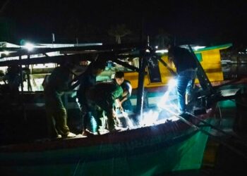 Cà Mau: Đồn Biên phòng Sông Đốc hỗ trợ người dân chữa cháy tàu cá