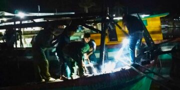 Cà Mau: Đồn Biên phòng Sông Đốc hỗ trợ người dân chữa cháy tàu cá