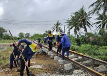 Đường bộ, đường sắt nỗ lực thông tuyến sau mưa lũ