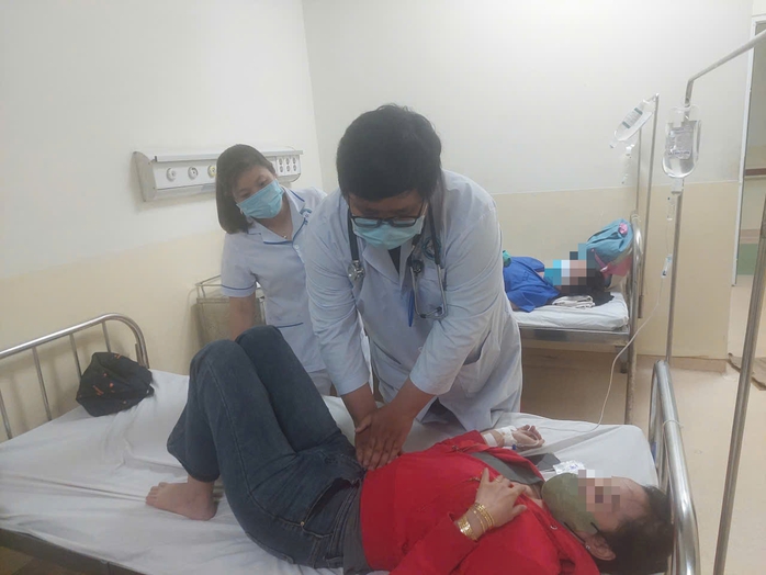 60 người nghi ngộ độc thực phẩm sau bữa trưa  - Ảnh 1.