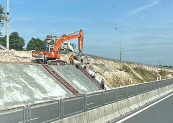 Gia cố mái taluy, xây mương thoát nước chống ngập trên tuyến cao tốc Vĩnh Hảo - Phan Thiết - Ảnh 1.