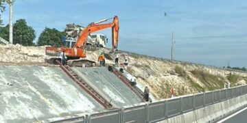 Gia cố mái taluy, xây mương thoát nước chống ngập trên tuyến cao tốc Vĩnh Hảo - Phan Thiết - Ảnh 1.