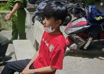 Thiếu niên che biển số xe máy tại TPHCM bị CSGT xử lý nghiêm khắc - Ảnh 1.