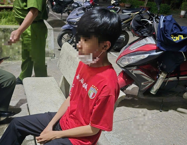 Thiếu niên che biển số xe máy tại TPHCM bị CSGT xử lý nghiêm khắc - Ảnh 1.