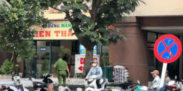 Người phụ nữ rơi sân thượng chung cư Phúc Yên , nguyên nhân nhảy chung cư đang được điều tra - Ảnh 2.