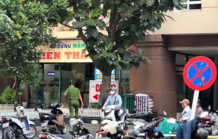 Người phụ nữ rơi sân thượng chung cư Phúc Yên , nguyên nhân nhảy chung cư đang được điều tra - Ảnh 2. Người phụ nữ rơi sân thượng chung cư Phúc Yên , nguyên nhân nhảy chung cư đang được điều tra - Ảnh 2.