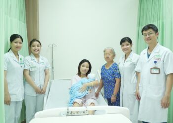 Bác sĩ bỏ qua thủ tục, thai nhi thoát khỏi lòng tử cung bị vỡ - Ảnh 1.