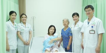 Bác sĩ bỏ qua thủ tục, thai nhi thoát khỏi lòng tử cung bị vỡ - Ảnh 1.