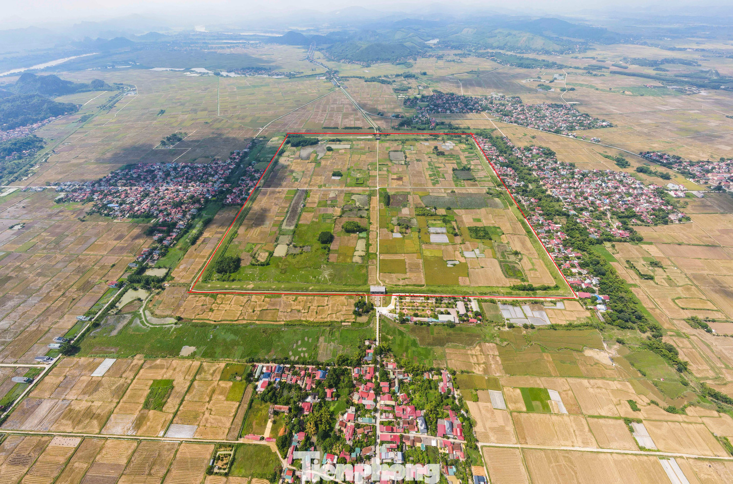 Thành nhà Hồ ở huyện Vĩnh Lộc cũ, nay là xã Tây Đô, tỉnh Thanh Hóa được xây dựng vào năm 1397 dưới triều Hồ Quý Ly. Đây là một trong những công trình kiến trúc đá độc đáo nhất còn lại ở Việt Nam. Với kỹ thuật xây dựng bằng khối đá xanh nặng hàng tấn ghép chồng khít mà không dùng vôi vữa, thành nhà Hồ được UNESCO công nhận là Di sản văn hóa thế giới năm 2011. tp-1a.jpg