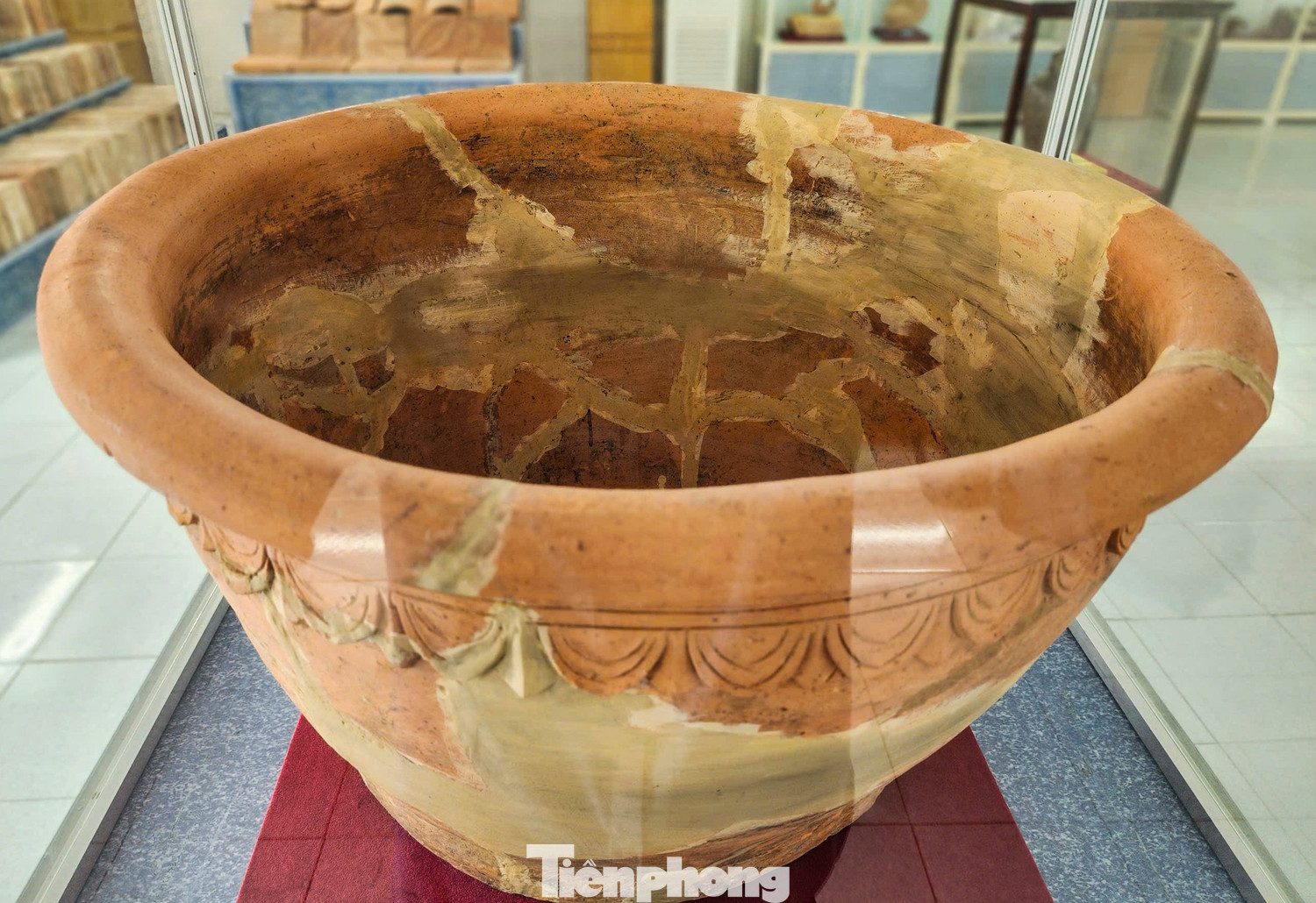 Trong lần khai quật năm 2007, các nhà khảo cổ học đã phát hiện chiếc thống đất nung cổ đường kính 78 cm, cao 75 cm. Nó được dùng chứa nước cho nhà vua rửa tay, tẩy trần chuẩn bị cho lễ tế trời đất tại đàn tế Nam Giao. tp-22.jpg