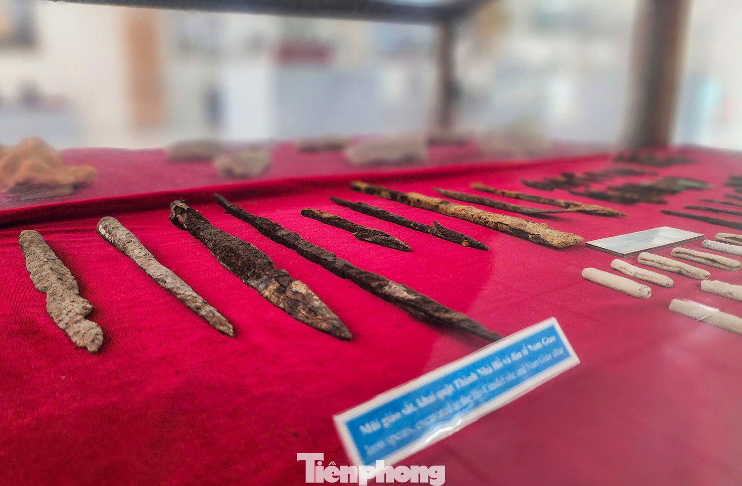 Cùng với đó là mũi giáo sắt với các hình dạng, kích cỡ khác nhau. tp-7.jpg