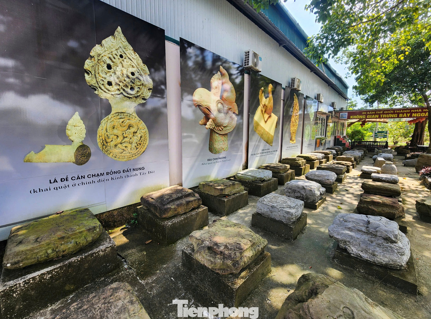 Mới đây, Bộ Văn hóa Thể thao và Du lịch đã đồng ý cho Trung tâm Bảo tồn Di sản Thành nhà Hồ phối hợp với Viện Khảo cổ học tổ chức khai quật đàn Nam Giao (phần còn lại) trên diện tích 9.909 m2. Việc khai quật sẽ thực hiện từ tháng 10 đến tháng 7/2026, trên 94 hố tại hai khu vực nền 4 và nền 5 ở những vị trí được đánh giá là trọng yếu trong tổng thể kiến trúc Đàn tế Nam Giao. Đây được xem là đợt khai quật quy mô lớn nhất từ trước đến nay tại khu vực Đàn tế Nam Giao, một hạng mục quan trọng trong quần thể Di sản Thế giới Thành nhà Hồ. tp-5.jpg