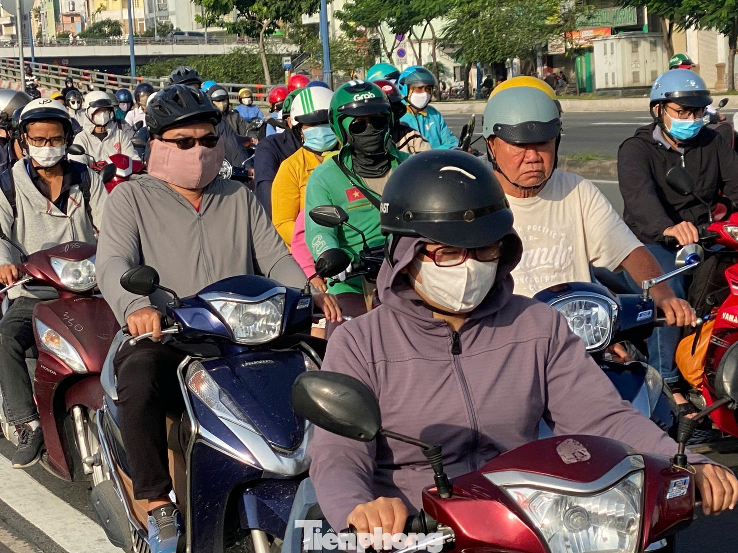 Khắp các ngả đường, người dân TPHCM khoác thêm áo, kéo cao cổ áo để chống lại cái lạnh đầu mùa. image-1-7431.jpg