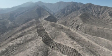 Dãy hố bí ẩn trên dãy Andes, địa phận Peru - Ảnh: ĐẠI HỌC SYDNEY