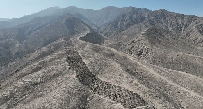 Dãy hố bí ẩn trên dãy Andes, địa phận Peru - Ảnh: ĐẠI HỌC SYDNEY