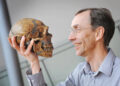 Một hộp sọ Neanderthal trên tay giáo sư Svante Paabo, người đoạt giải Nobel Y sinh 2022 vì những nghiên cứu mang tính nền tảng về loài người cổ này - Ảnh: PHYS