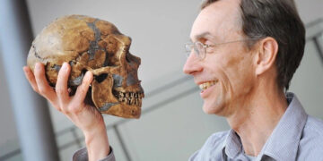 Một hộp sọ Neanderthal trên tay giáo sư Svante Paabo, người đoạt giải Nobel Y sinh 2022 vì những nghiên cứu mang tính nền tảng về loài người cổ này - Ảnh: PHYS