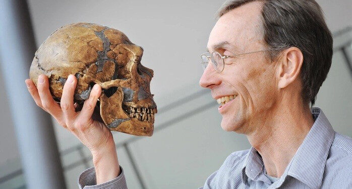 Một hộp sọ Neanderthal trên tay giáo sư Svante Paabo, người đoạt giải Nobel Y sinh 2022 vì những nghiên cứu mang tính nền tảng về loài người cổ này - Ảnh: PHYS