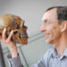 Một hộp sọ Neanderthal trên tay giáo sư Svante Paabo, người đoạt giải Nobel Y sinh 2022 vì những nghiên cứu mang tính nền tảng về loài người cổ này - Ảnh: PHYS