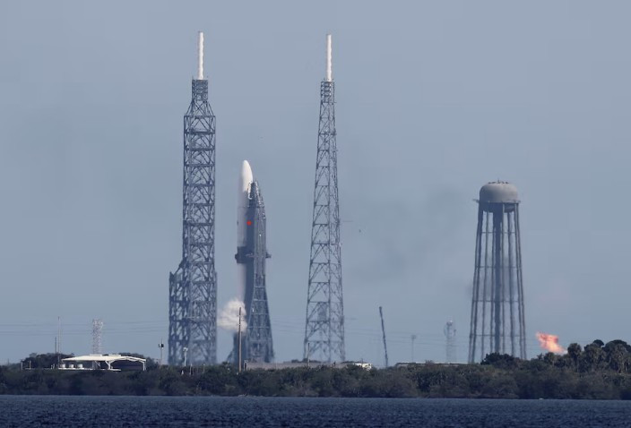 Tên lửa của Blue Origin đã sẵn sàng trên bệ phóng. (Ảnh: Reuters) blue-origin.jpg