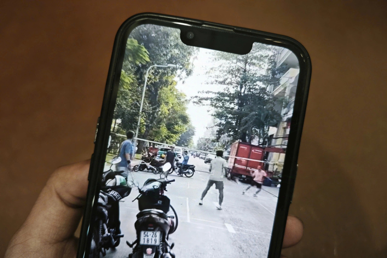 Nhóm 4 người giăng lưới, đánh cầu lông giữa đường ở phường Tân Hưng (Ảnh: Cắt từ clip). danhcau1jpg-1764224609475.jpg