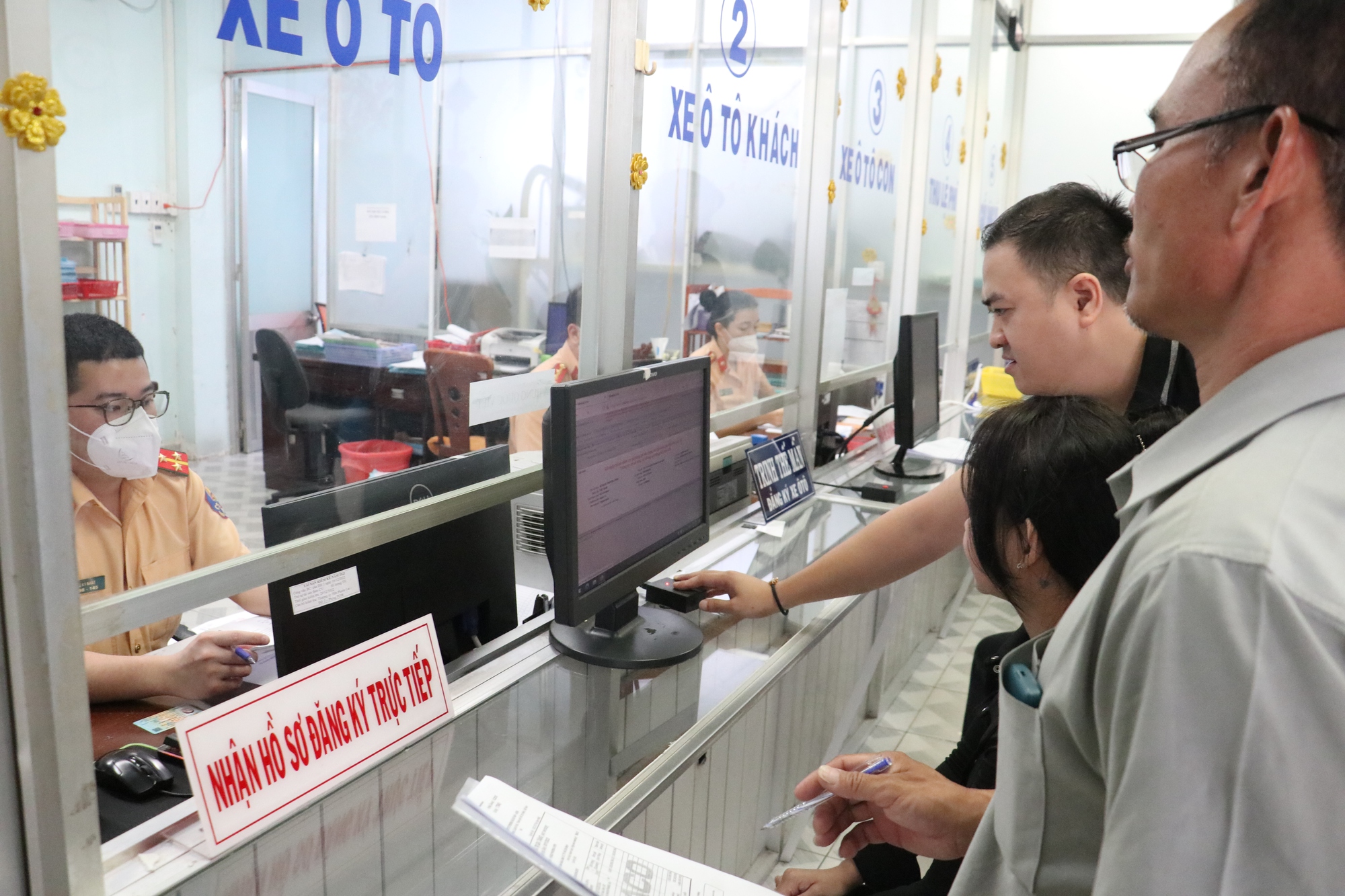 img1620-167764886148130646971 Một tỉnh có hơn 1.200 xe ô tô đăng ký mới mỗi tháng - Ảnh 2.