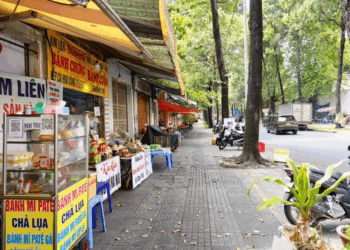 Lấn chiếm vỉa hè tại TPHCM có thể mất điểm GPLX - Ảnh 1.