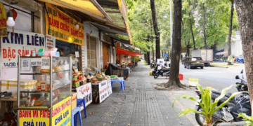 Lấn chiếm vỉa hè tại TPHCM có thể mất điểm GPLX - Ảnh 1.