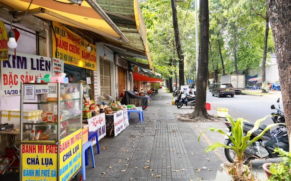 Lấn chiếm vỉa hè tại TPHCM có thể mất điểm GPLX - Ảnh 1.