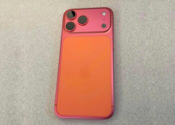 iPhone 17 Pro Max màu Cam Vũ Trụ ‘bay màu’ chỉ sau 1 lần lau bằng khăn ướt