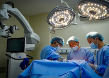 Nhức đầu kéo dài, đi khám mới biết có khối u lớn bằng quả cam - Ảnh 1.