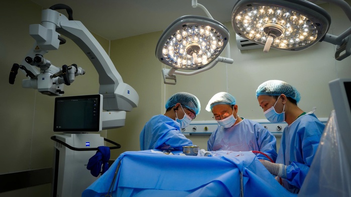 khoi-u-lon-17643760975961689387107 Nhức đầu kéo dài, đi khám mới biết có khối u lớn bằng quả cam - Ảnh 1.