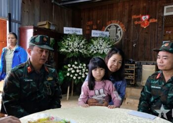 Quân khu 7 thăm, hỗ trợ các gia đình có nạn nhân qua đời do thiên tai tại tỉnh Lâm Đồng