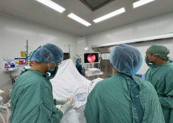 Nghĩ uống nhiều nước “sỏi tự trôi”, một phụ nữ suýt mất mạng - Ảnh 1.