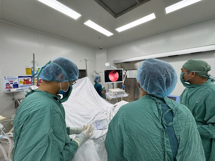 soi-nieu-quan-17642174554191495559173 Nghĩ uống nhiều nước “sỏi tự trôi”, một phụ nữ suýt mất mạng - Ảnh 1.