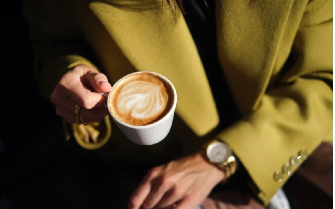 untitledkj-17640418502131279061453-0-0-724-1158-crop-1764041948036715173568 Kéo dài tuổi thọ và trẻ hơn nhờ uống cà phê theo cách này - Ảnh 2.