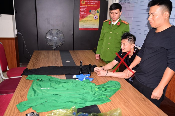 Bắt giữ đối tượng người nước ngòai đập kính xe ô tô trộm cắp tài sản tại Hải Phòng - Ảnh 1.