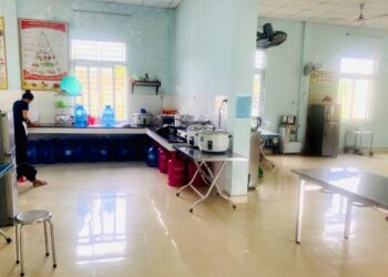 60 người nghi ngộ độc thực phẩm sau bữa trưa  - Ảnh 2.