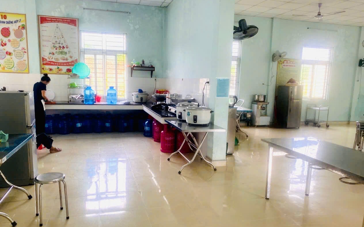 60 người nghi ngộ độc thực phẩm sau bữa trưa  - Ảnh 2.