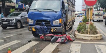 Tạm giữ tài xế xe tải tông 2 ông cháu tử vong tại gia Lai - Ảnh 1.