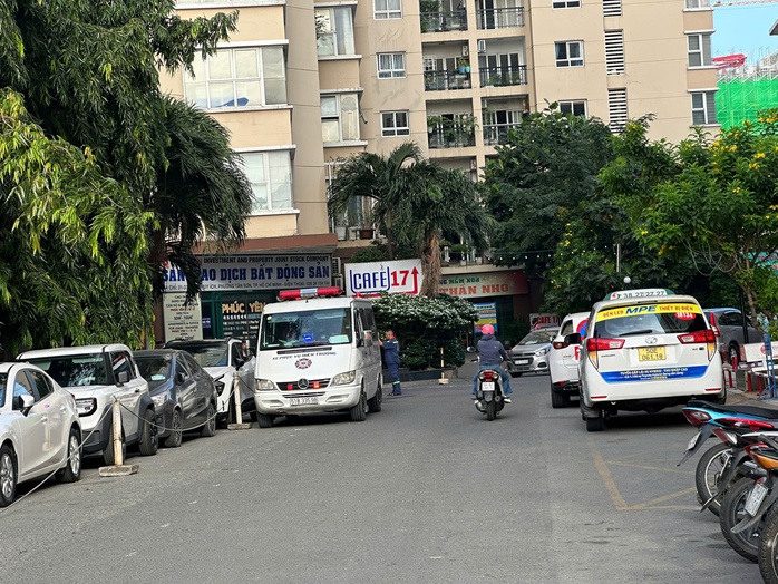 Người phụ nữ rơi sân thượng chung cư Phúc Yên , nguyên nhân nhảy chung cư đang được điều tra - Ảnh 3. Người phụ nữ rơi sân thượng chung cư Phúc Yên , nguyên nhân nhảy chung cư đang được điều tra - Ảnh 3.