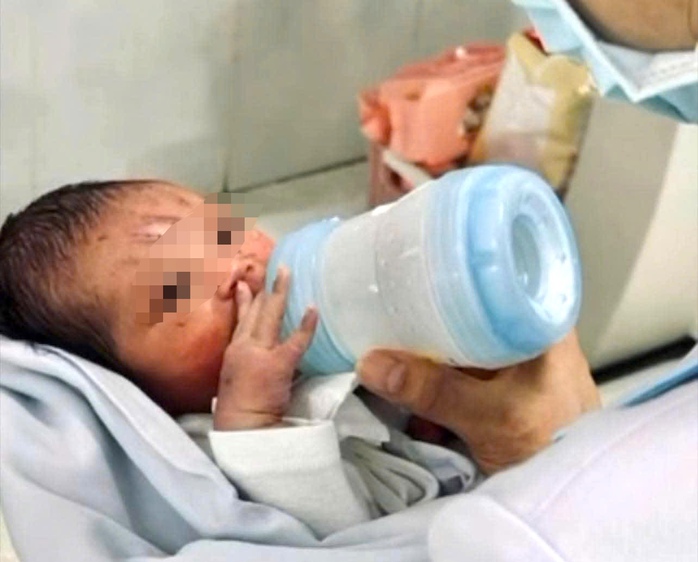 z73181328870103bfbed7c799a75bd1fe1e08cdd930393-17655069765681460287844 Thông tin mới về bé sơ sinh bị vùi lấp ở Gia Lai - Ảnh 1.